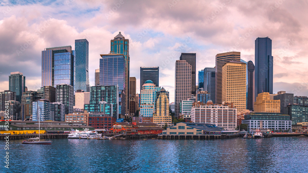 Obraz premium Seattle city skyline at sunset, dramatic cloudscape over Elliot Bay in Washington State