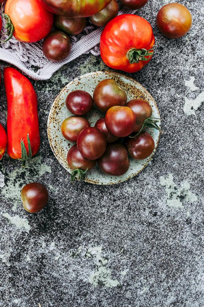 Obraz premium Assortiment de différentes variétés de tomates fraîches du potager