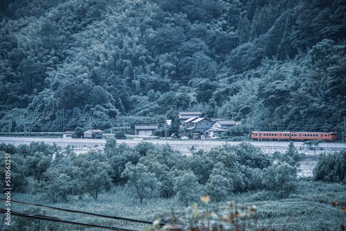 田舎道の単線電車