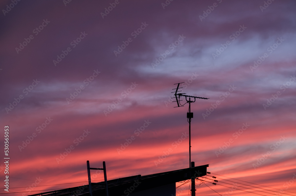 夕焼け雲とアンテナのシルエット