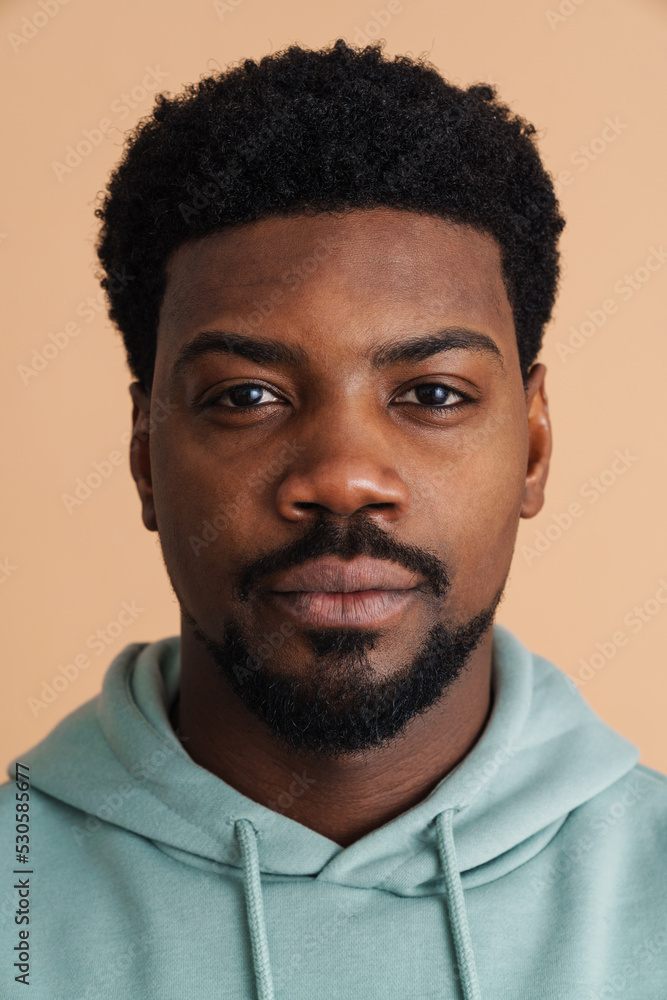 Obraz premium Black young man wearing hoodie posing and looking at camera