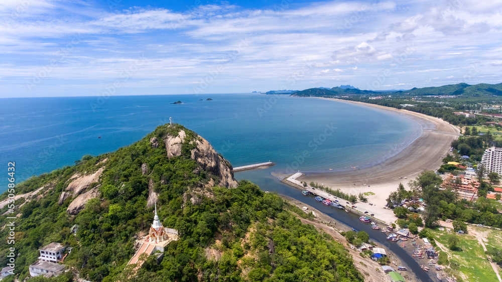 Obraz premium Wat Khao Takiab hill and beach in hua Hin, Prachuap Khiri Khan, Thailand
