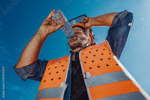Arbeiter in Sicherheitskleidung schwitzt in der Sonne
