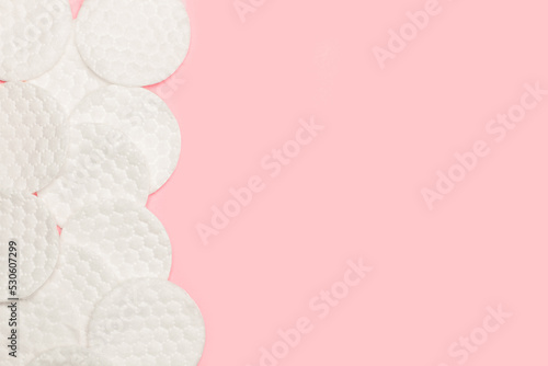 Discos de algodón para limpieza facial sobre un fondo rosa pastel liso y aislado. Vista superior y de cerca. Copy space photo