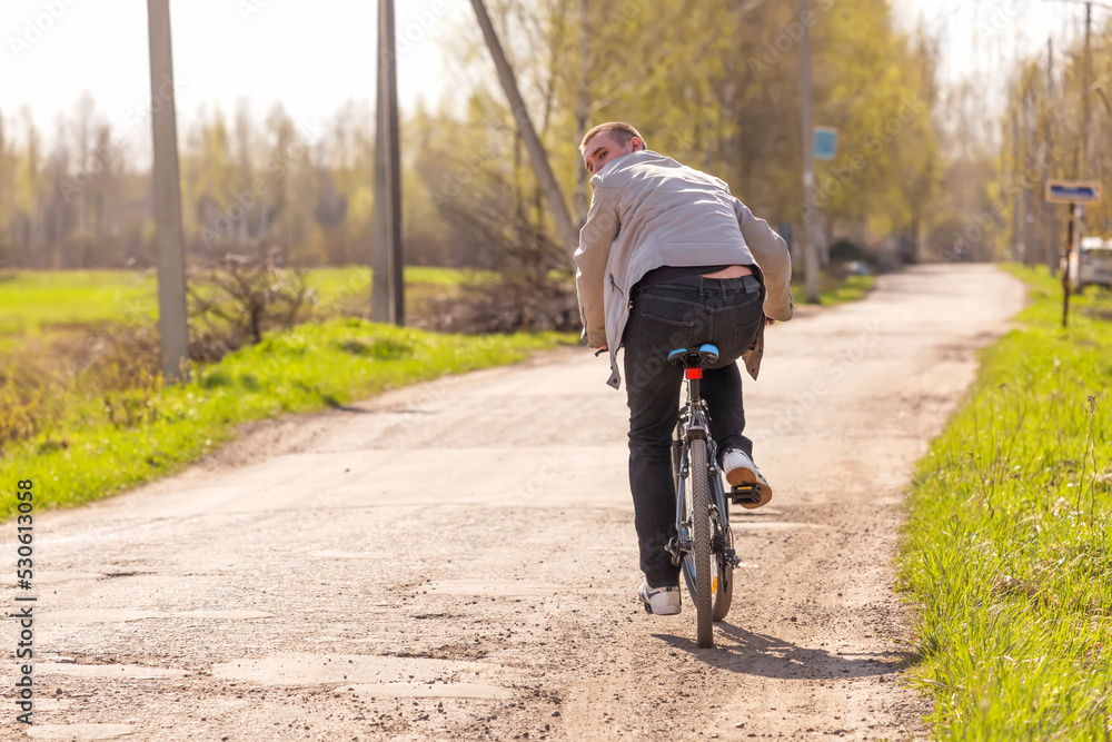 Obraz premium A guy riding a bike on rural roads