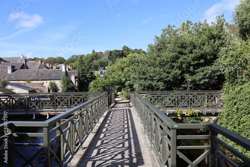 Passerelle pi  tonne sur la rivi  re l Aven  village de Pont-Aven  d  partement du Finistere  Bretagne  France