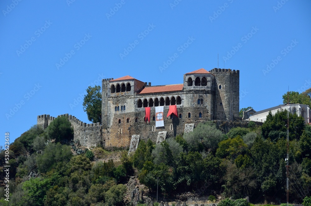 El castillo de Leiria desde lejos, Portugal