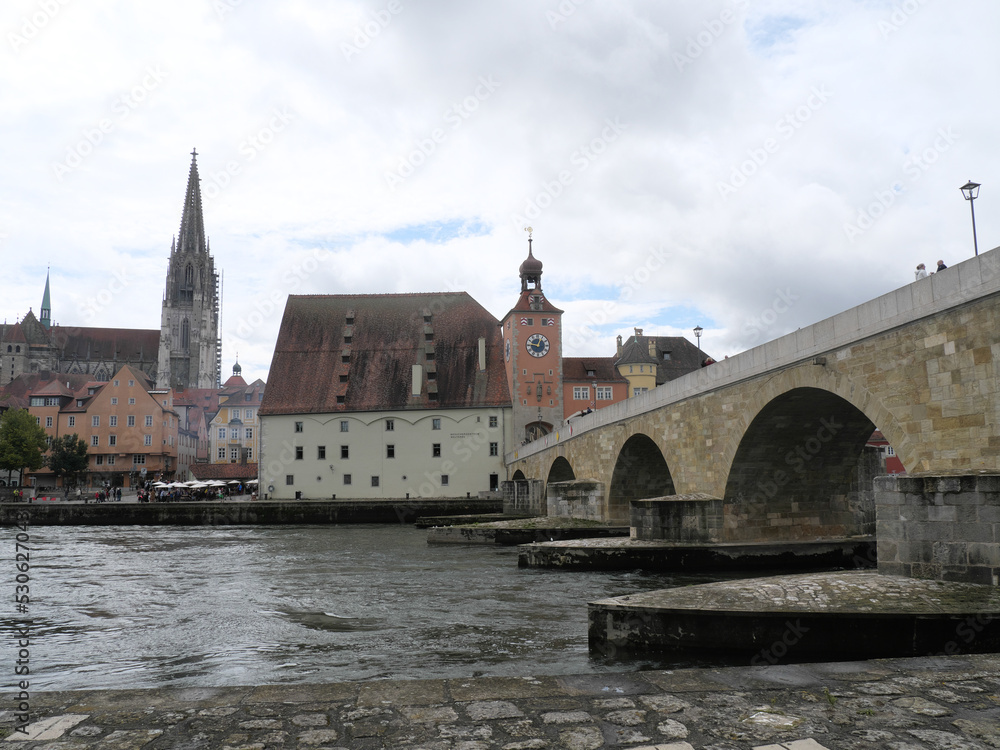 Steinerne Brücke, Innenstadt und Donau in Regensburg, Bayern