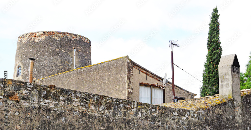 Obraz premium Casa rural típica de Catalunya en El Vendrell, Tarragona, Catalunya , Spain, Europe, 