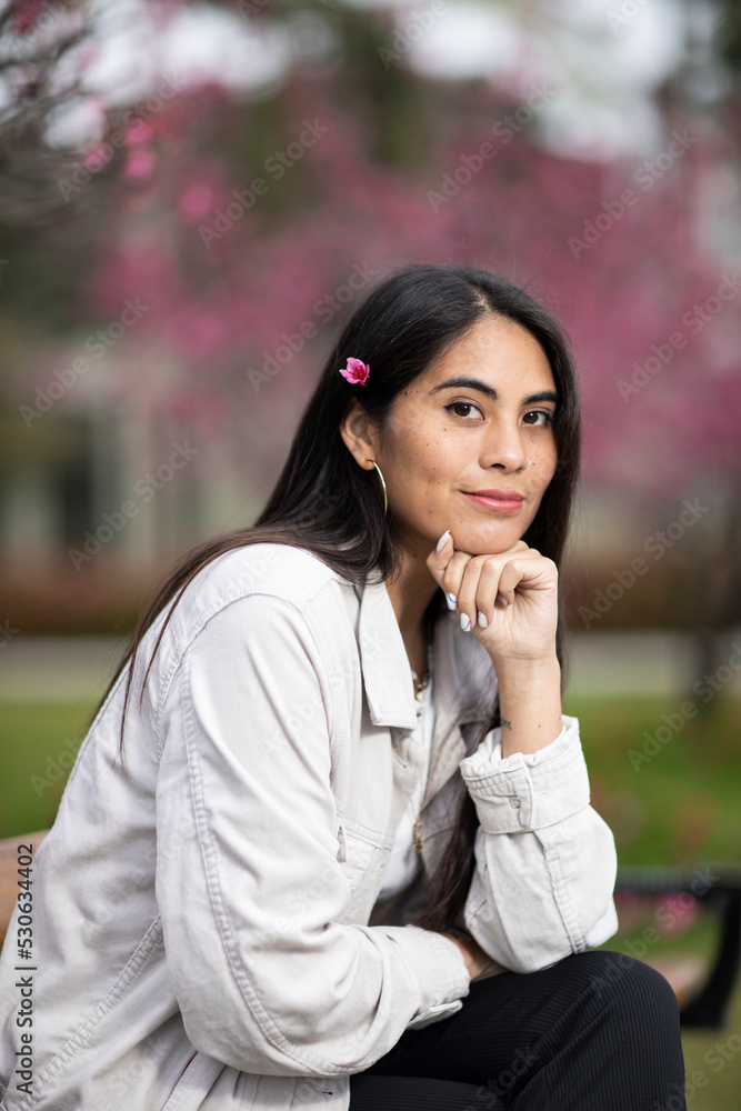 Mujer peruano japonesa posa en medio de los árboles de cerezo Mujer peruano japonesa posa en medio de los árboles de cerezo