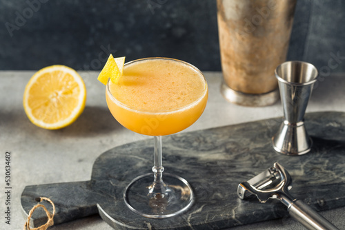 Obraz na płótnie Boozy Refreshing Applejack Rabbit Cocktail