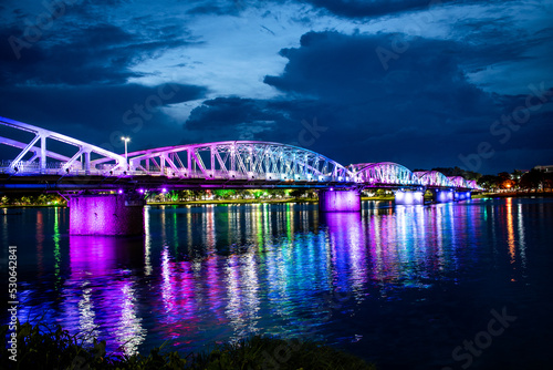 Puente Cầu Trường Tiền iluminado por la noche, en la ciudad de Hue, Vietnam photo