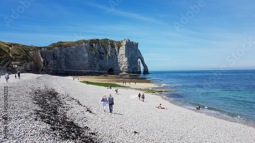 Obraz na płótnie Vue sur plage de Etretat avec touristes et falaises