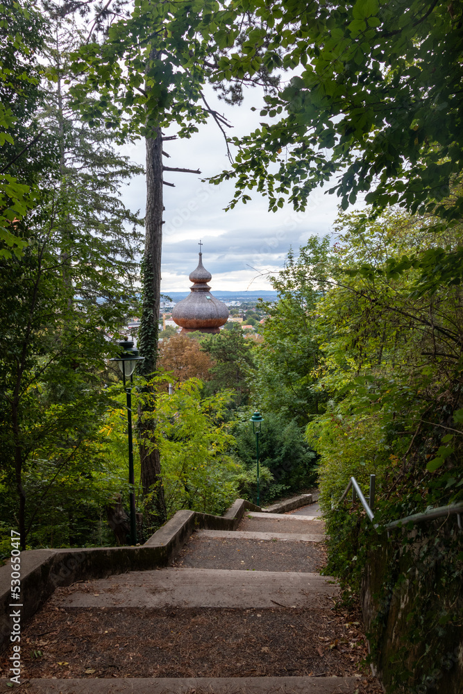 Stiege im Wald in Mödling Niederösterreich mit Ausblick auf den Karner