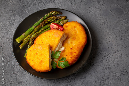 Tableau sur toile Cordon bleu served with asparagus