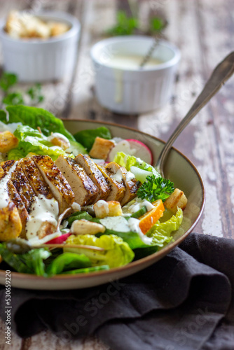 Caesars Salad mit veganer Fleischalternative