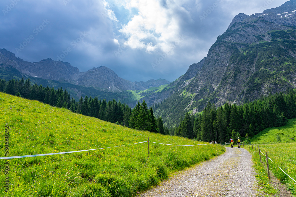 Urlaub im Kleinwalsertal, Österreich: Wanderung im Wildental, Fluchtalpe, Wiesalpe -  dunkler Himmel und drohender Regen