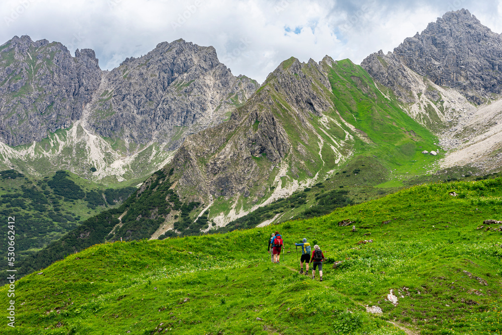 Urlaub im Kleinwalsertal, Österreich: Wanderung im Wildental, Fluchtalpe, Wiesalpe - Panorama rund um die Oberstdorfer Hammerspitze