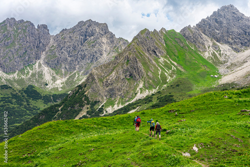 Urlaub im Kleinwalsertal, Österreich: Wanderung im Wildental, Fluchtalpe, Wiesalpe - Panorama rund um die Oberstdorfer Hammerspitze