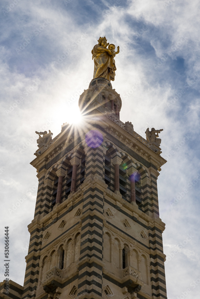 Fototapeta premium Rayons de soleil sur le clocher de la Basilique Notre-Dame de la Garde de Marseille