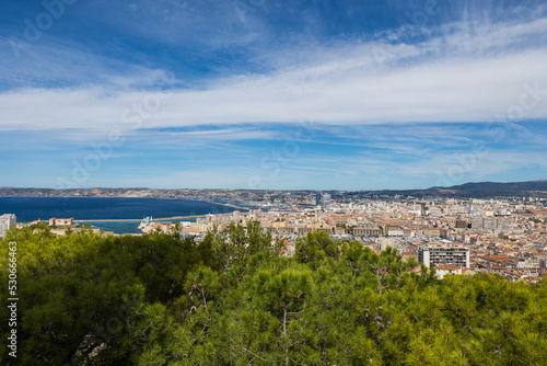 Vue sur le Port de Marseille depuis la Basilique Notre-Dame de la Garde