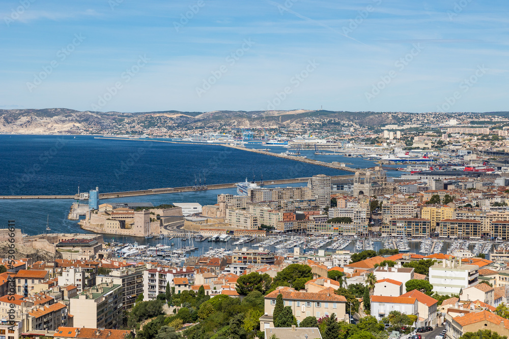 Vue sur le Port de Marseille depuis la Basilique Notre-Dame de la Garde