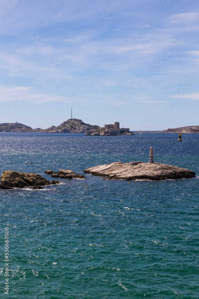 Vue sur la Méditerranée, les Îles du Frioul et le CHâteau d'If depuis la Corniche Kennedy de Marseille Vue sur la Méditerranée, les Îles du Frioul et le CHâteau d'If depuis la Corniche Kennedy de Marseille