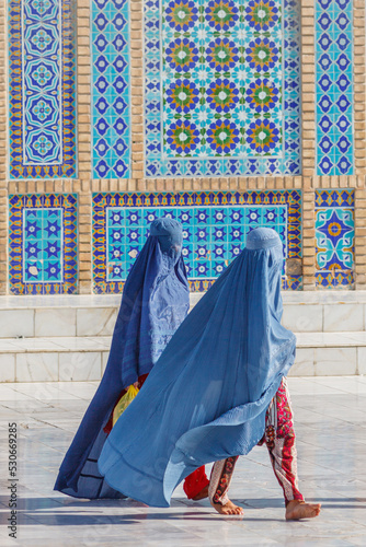 Принти на полотні Women wearing blue burka in front of blue mosque