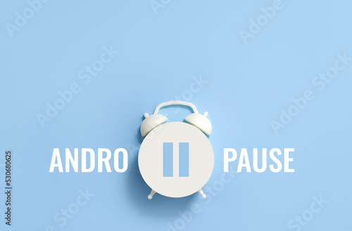 Cuadro en lienzo Word Andropause, pause sign on a white alarm clock on blue background