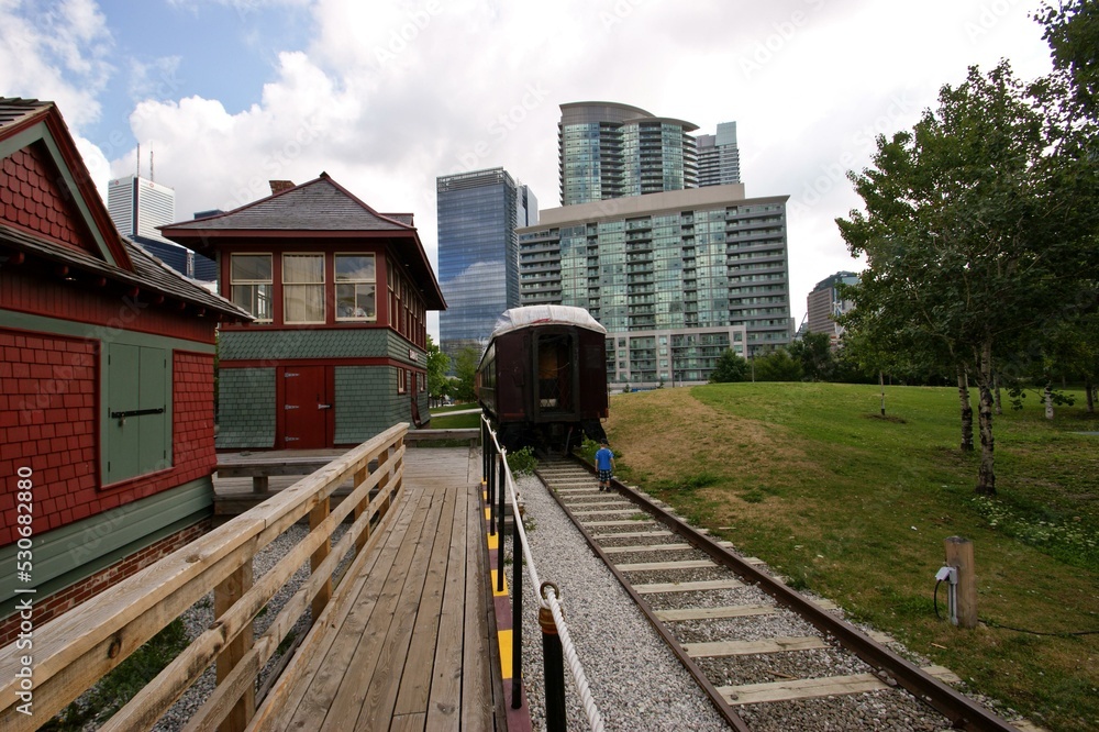 Naklejka premium Roundhouse Park Train Building Sky Cloud Vehicle