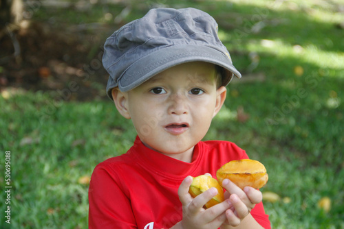Child whith tropical fruits