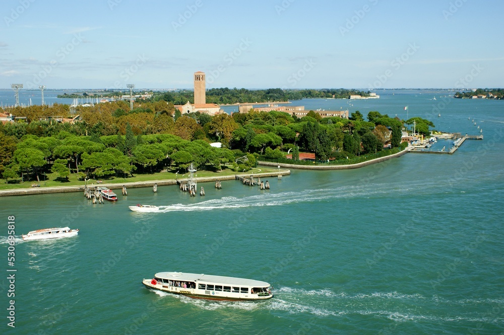 Obraz premium Water Sky Water resources Boat Watercraft Coastal and oceanic landforms