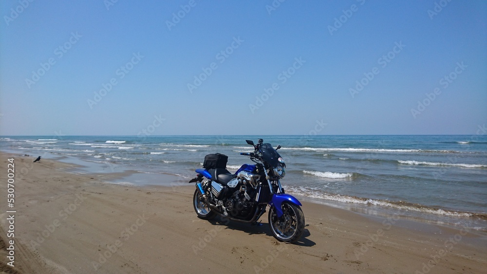 Obraz premium motorcycle on the beach