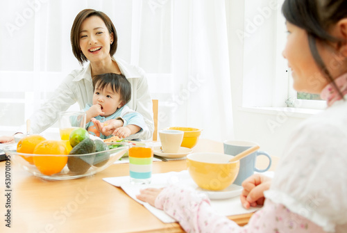 子供と朝食を食べる母親