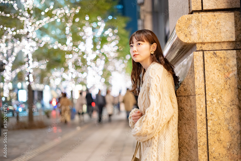 デートの待ち合わせをする女性 デートの待ち合わせをする女性