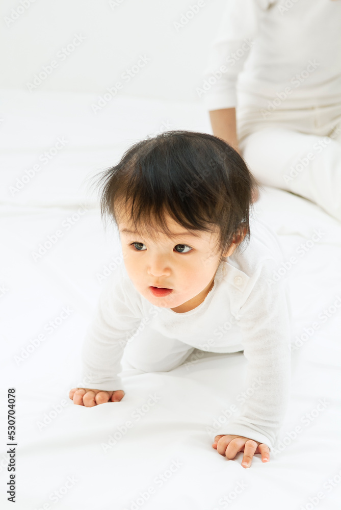 歩く赤ちゃんと見守る母親 歩く赤ちゃんと見守る母親
