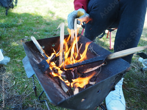 外国人のキャンプ女子
