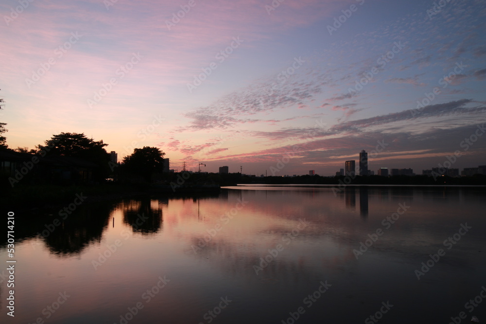 Obraz premium sunset over the lake