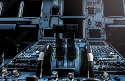 Fotografie Airbus A320 Cockpit, image of the center pedestal with trim wheels and thrust levers