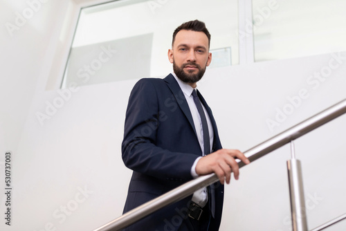 Foto presentable man in a business suit on the landing in the office, Concept of a mo