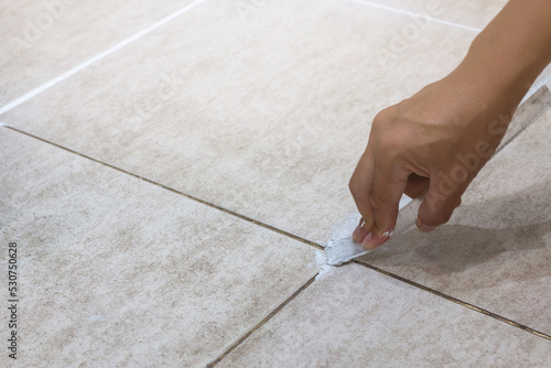 Fotografie DIY - Repair old tile grout