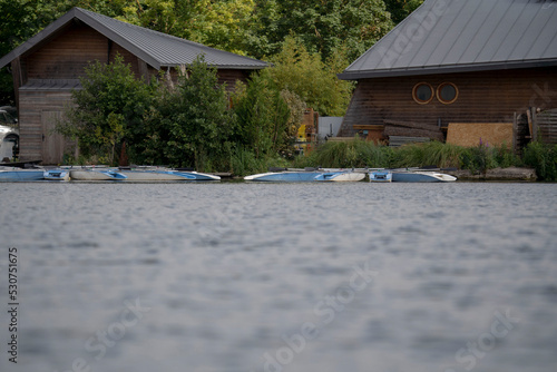 Cabane au bords de l'eau avec des kayaks devant