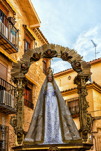 Hermandad de Nuestra Señora de la Alegría y Jesús Resucitado posesionando por las calles de Toledo el Domingo de Resurrección
