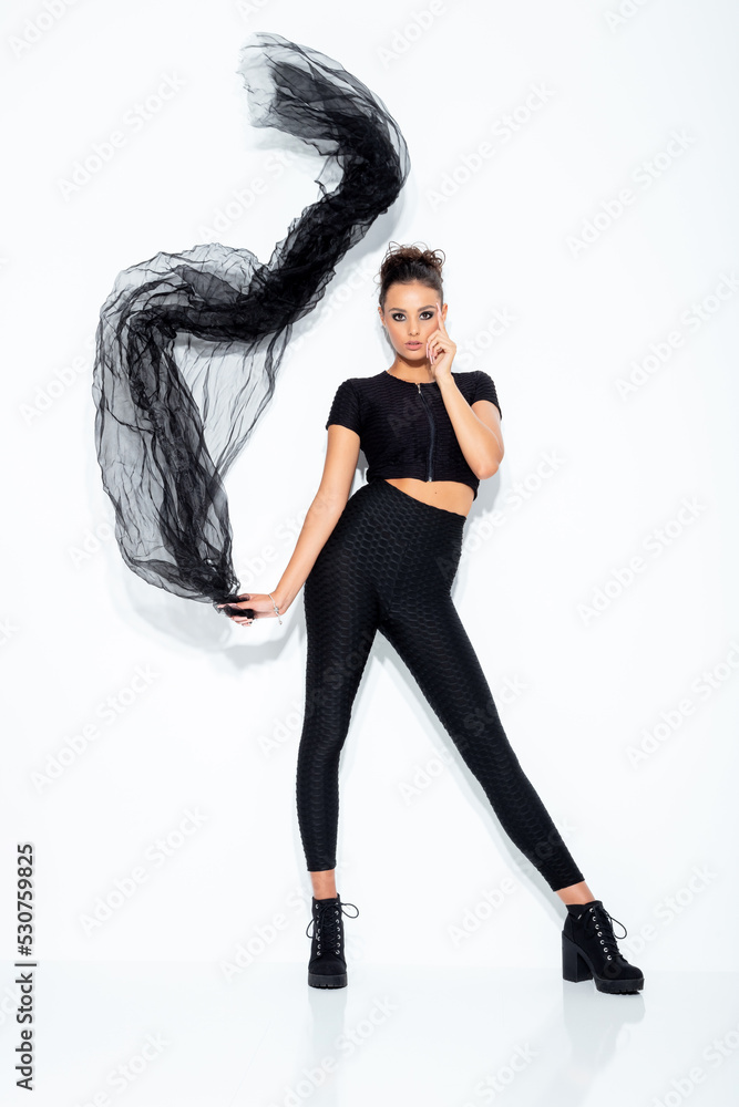 Sexy Fashion Model mit fliegenden Tuch Porträt Sexy Fashion Model mit fliegenden Tuch Porträt