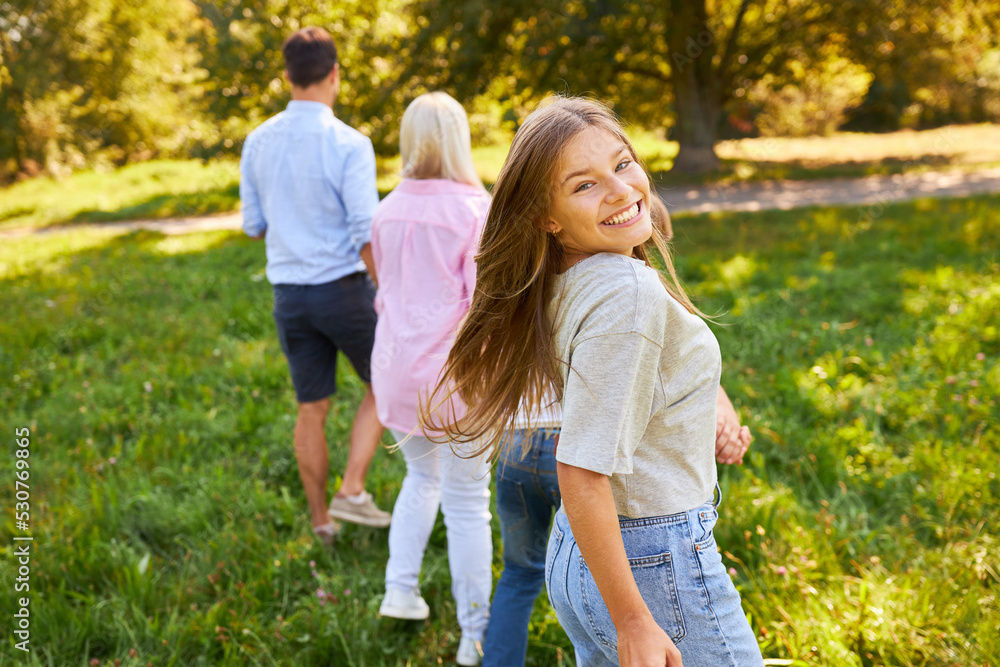 Fototapeta premium Teenager mit Bruder und Eltern auf einem Ausflug
