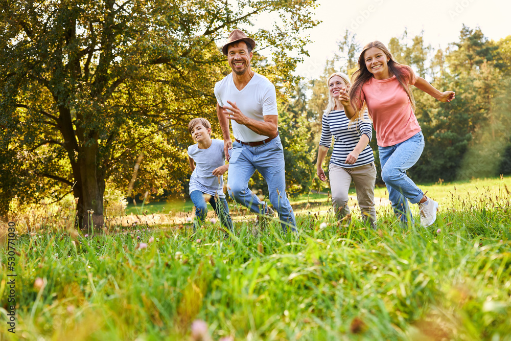 Sportliche Familie mit zwei Kindern beim Laufen