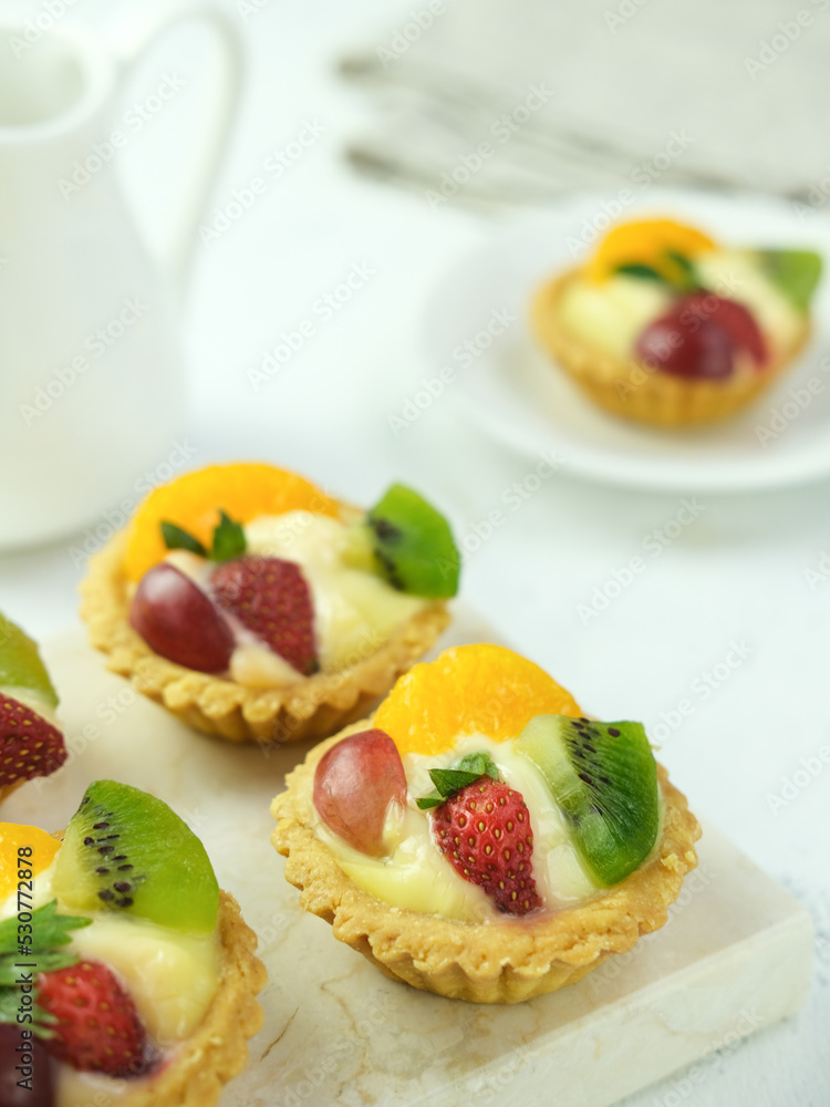 Delicious mini pie with fresh fruits, close up
Delicious mini pie with fresh fruits, close up