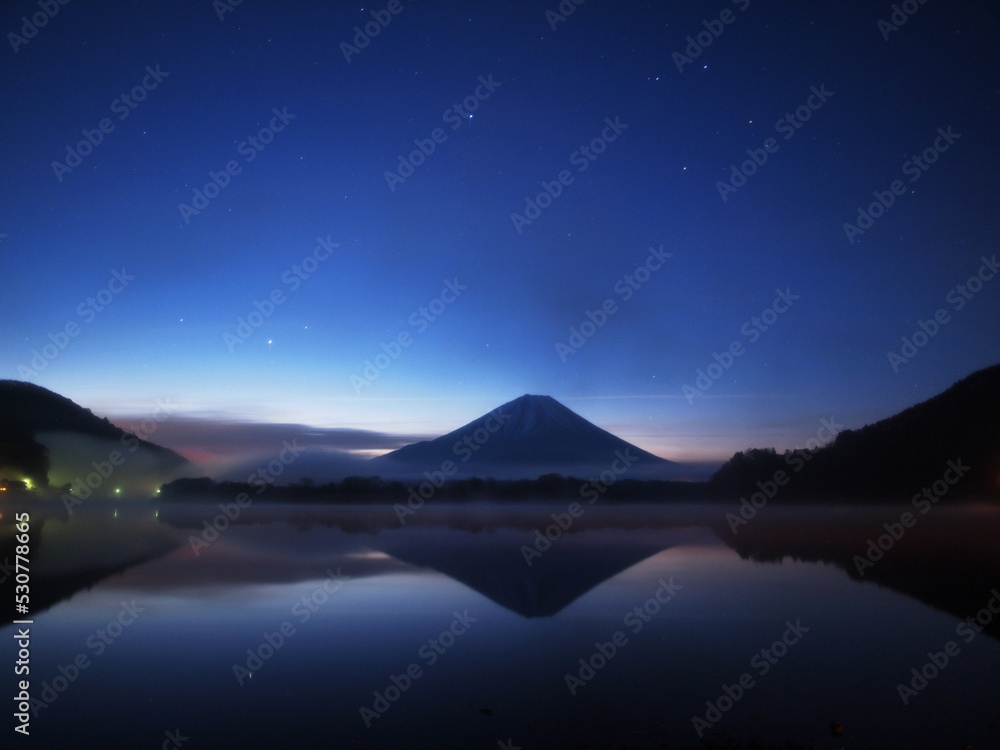 夜明け前の静寂に包まれた富士山