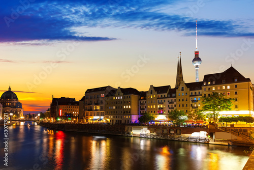 Obraz na płótnie River Spree and the downtown buildings of Berlin, evening lights view, Germany w salonie