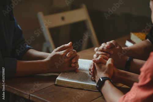 Foto Christian group are praying to god with the bible and sharing the gospel